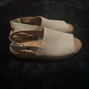Practically new Naturalizer N5 comfort sandals